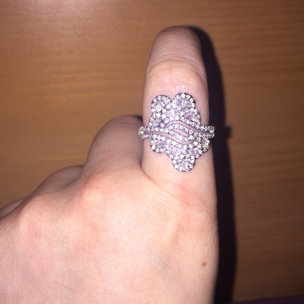 Stunning Swarovski ring!!